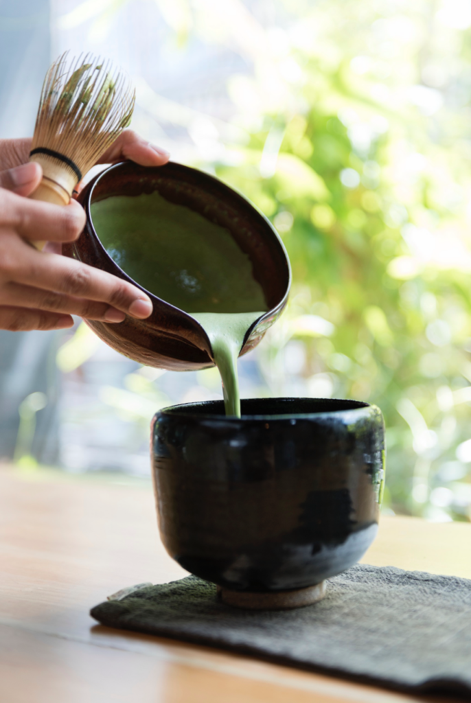 Le matcha est une boisson qui se prépare avec un fouet en bambou afin que la poudre verte garde tous ses bienfaits