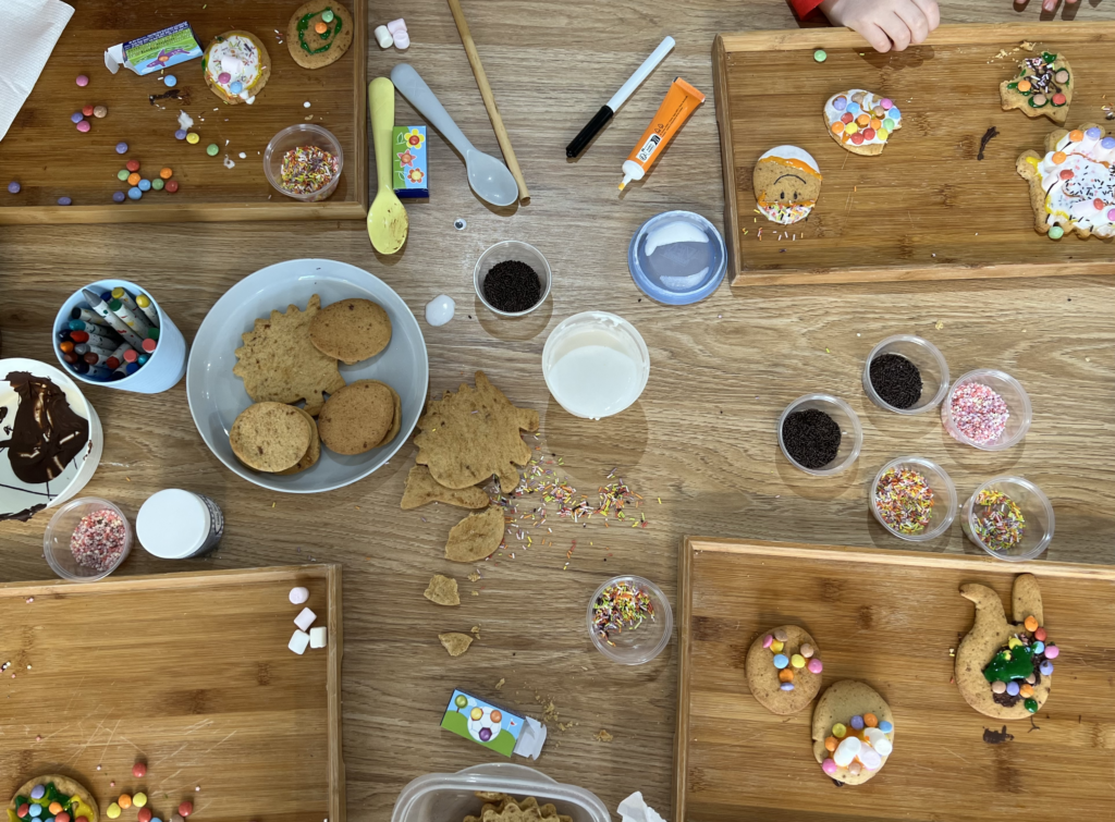 atelier kids ou atelier enfants créatif de patisserie et biscuits et petits gateaux au lait végétal et chocolat bio au café poussette april à paris dans le 10ème arrondissement. Histoire d'April