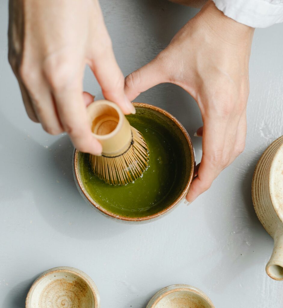 Le matcha boisson japonaise est d'un vert fort lorsque qu'il est de bonne qualité et avec une Haute concentration d’antioxydant. Pour le préparer on utilise un fouet en bambou.